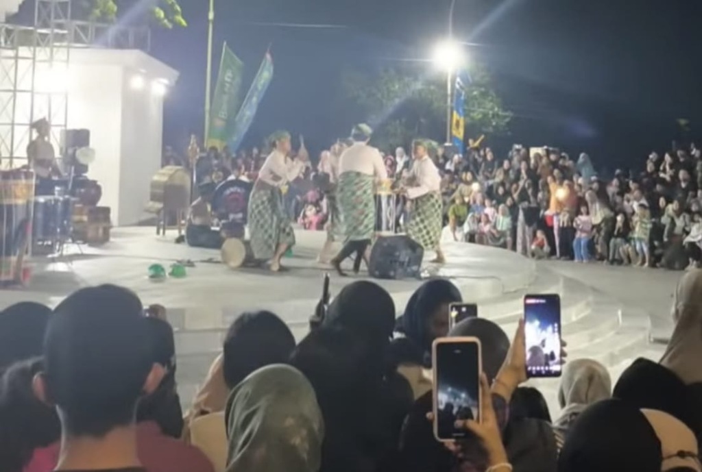 PENUH: Penonton memadati mini Amfiteater Eks Pelabuhan Ampenan untuk menonton pertunjukan seni dan budaya Sasak, Sabtu malam (26/7).