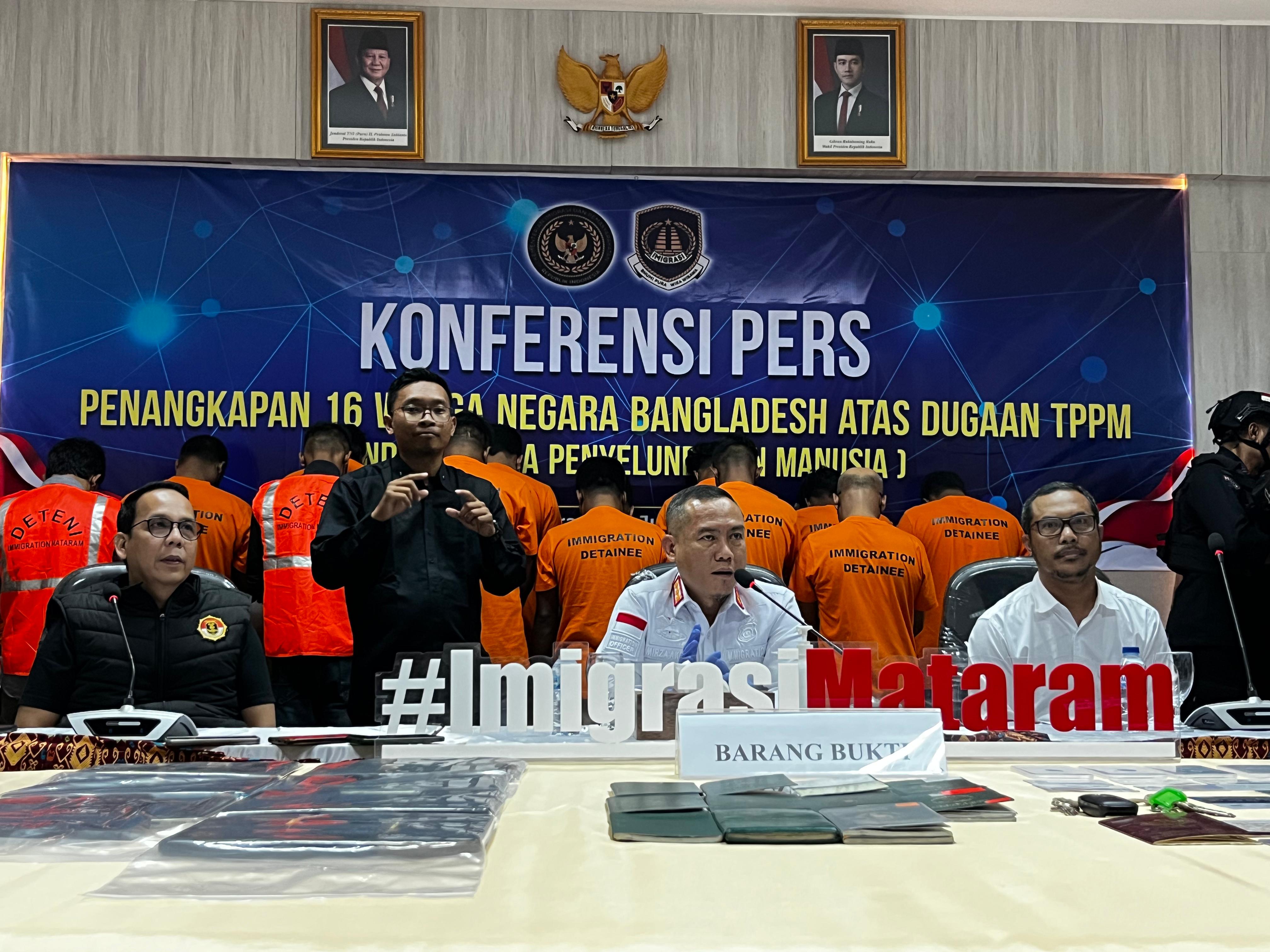 Kepala Kantor Imigrasi Kelas I TPI Mataram Mirza Akbar (tengah) saat memberi penjelasan terkait diamankannya 16 WN Bangladesh yang diduga terlibat TPPM, Senin (28/7).