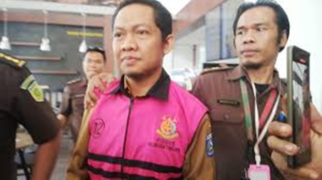 DITAHAN: Tersangka korupsi lahan Pemprov NTB yang pernah dikerjasamakan dengan PT GTI Mawardi Khairi ditahan Kejati NTB, beberapa waktu lalu.&nbsp;&nbsp;