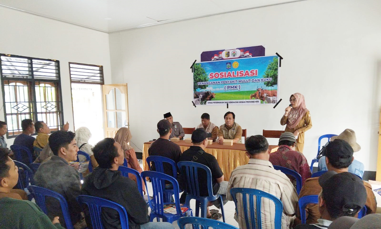 BERIKAN PEMAHAMAN: Tim Disnakeswan NTB saat melaksanakan sosialisasi penanganan PMK di Desa Darmasari, Kecamatan Sikur, Kabupaten Lombok Timur, pekan lalu.