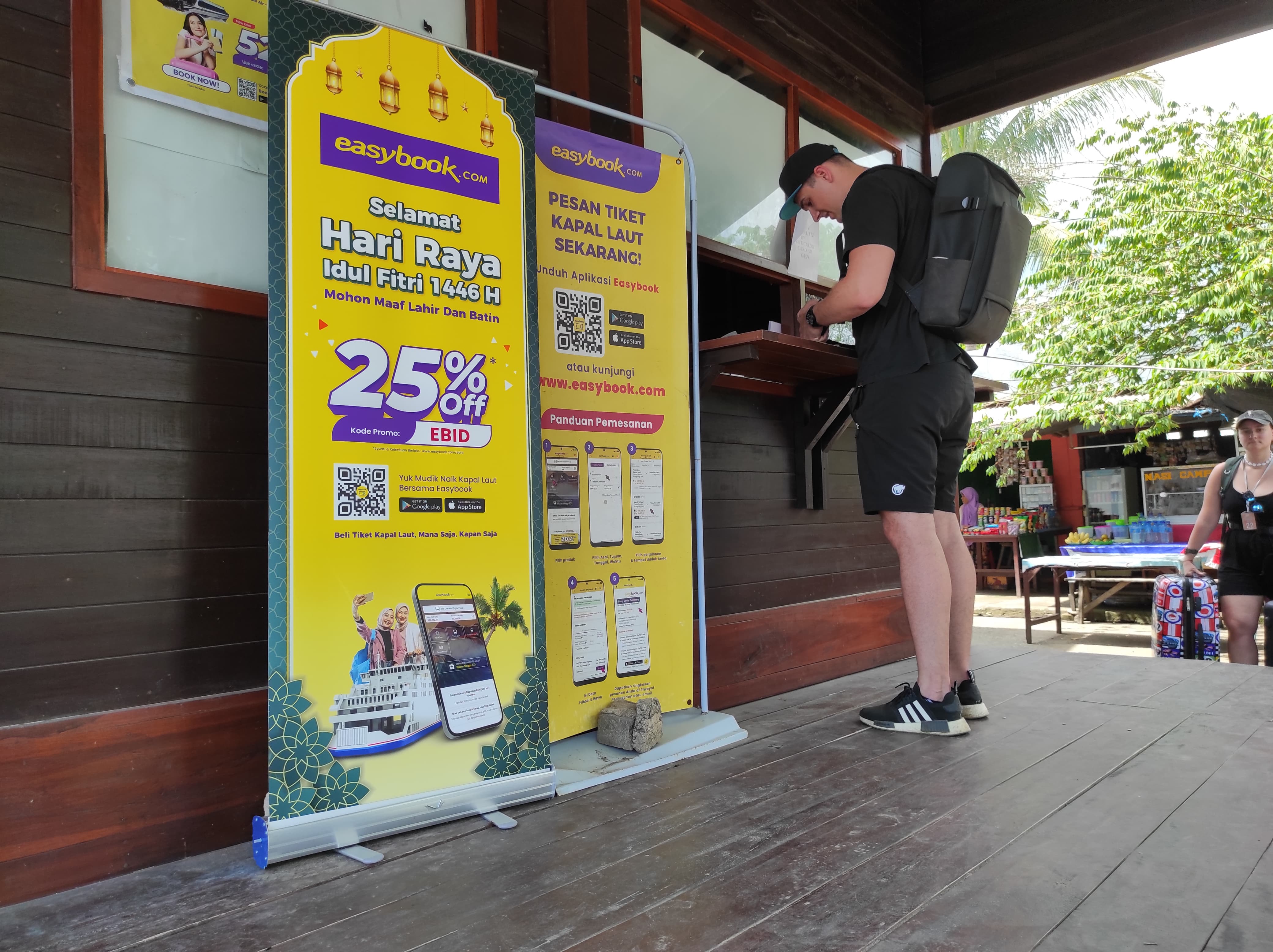 Wisatawan mancanegara yang tengah membeli tiket kapal penyeberangan ke Gili Tramena di Pelabuhan Bangsal, belum lama ini.