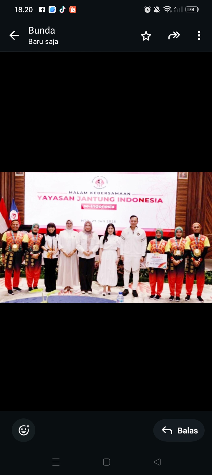 Annisa Pohan saat menyerahkan mendali ke atlet Senam Jantung di FORNAS VIII NTB.