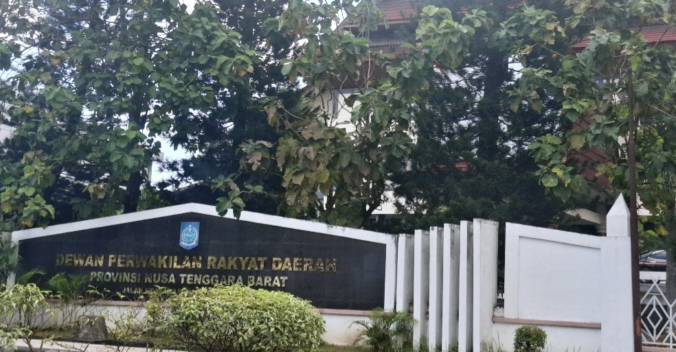 KANTOR WAKIL RAKYAT: Komisi V DPRD NTB siap membuka posko pengaduan terkait kejanggalan dalam seleksi kepsek di Dinas Dikbud NTB.
