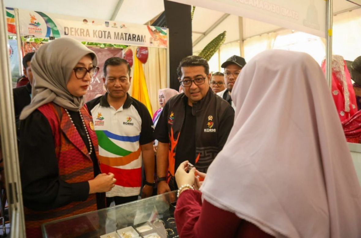 Ketua Dekranasda NTB Sinta Agathia Iqbal (kiri) bersama Menteri Ekonomi Kreatif RI Teuku Riefky Harsya di Semarak Expo di halaman LEM, Minggu (27/7).