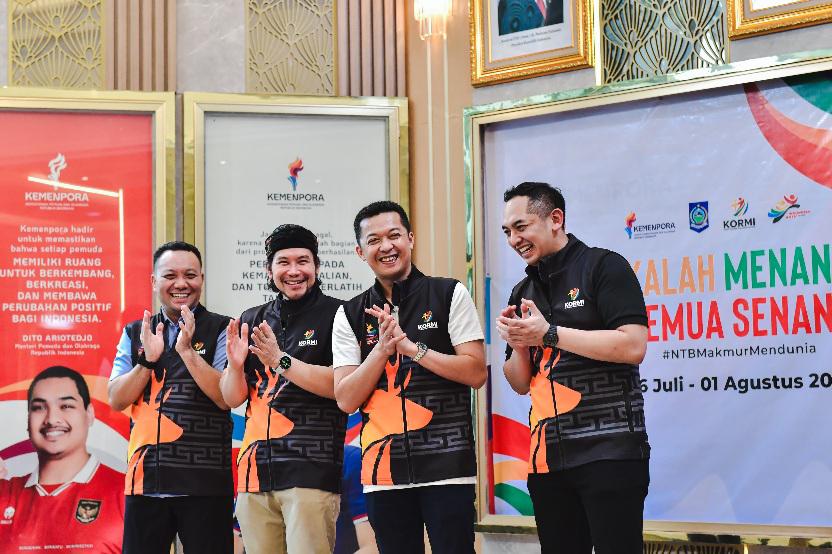 Wakil Menteri Pemuda dan Olahraga Republik Indonesia (Wamenpora RI), Taufik Hidayat saat temu wartawan membahas FORNAS VIII Tahun 2025.
