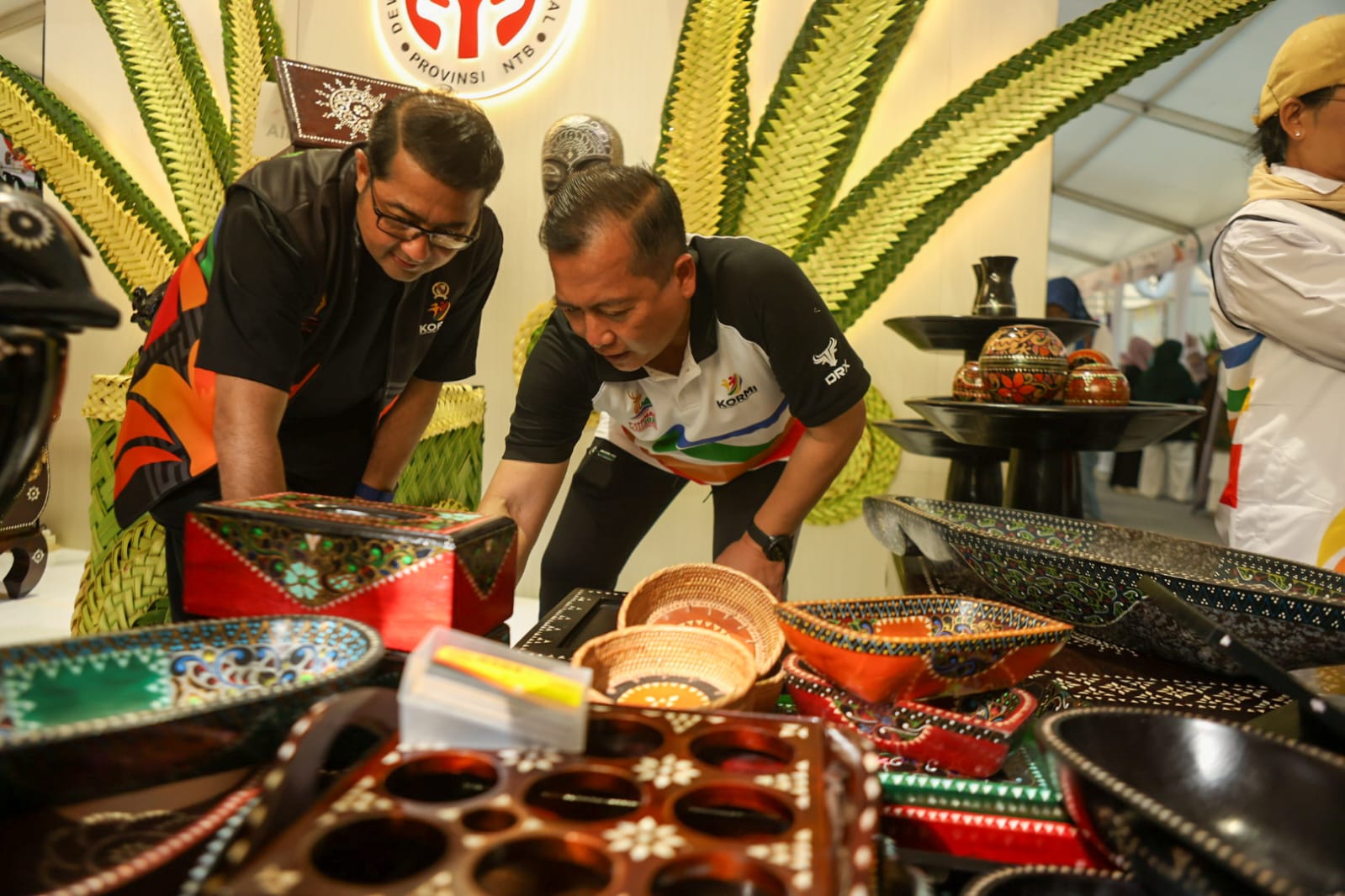 Menparekraf Angkat Jempol untuk UMKM NTB di FORNAS VIII NTB 2025.
