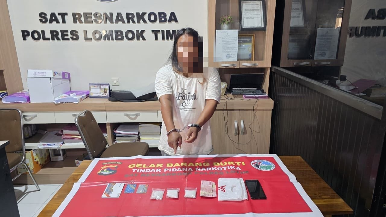 Terduga pengedar sabu bersama barang bukti narkotika yang diamankan Polres Lotim