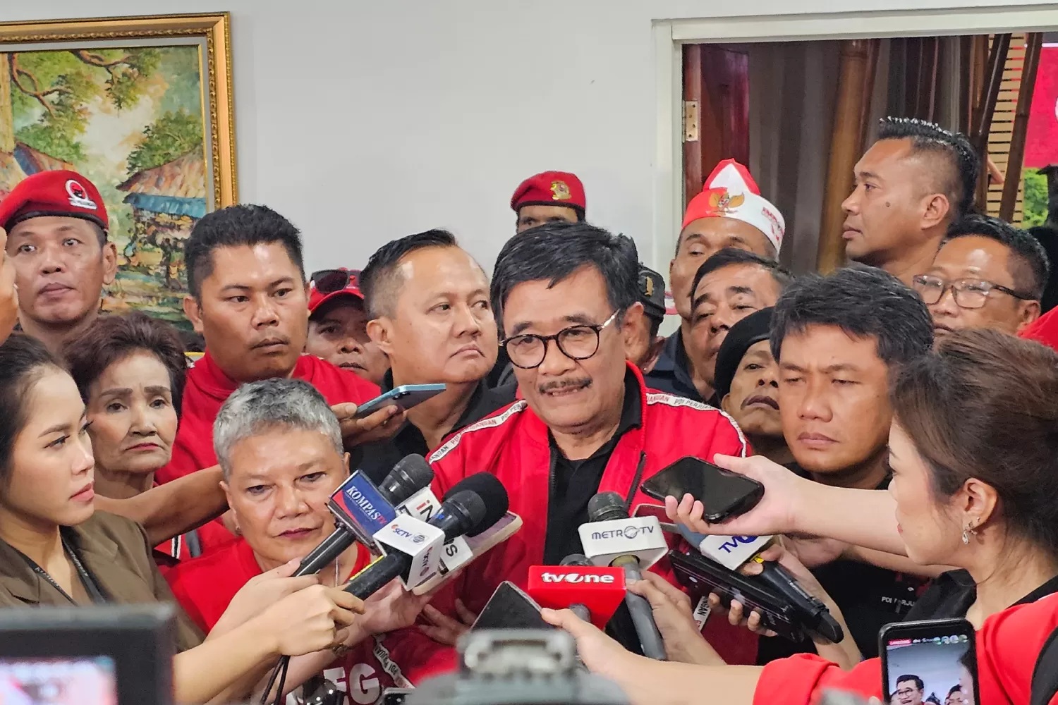 Ketua DPP PDIP Djarot Saiful Hidayat usai peringatan Kudatuli di kantor DPP PDIP, Jalan Diponegoro, Menteng, Jakarta Pusat, Minggu (27/7). (FOTO: JAWAPOS)