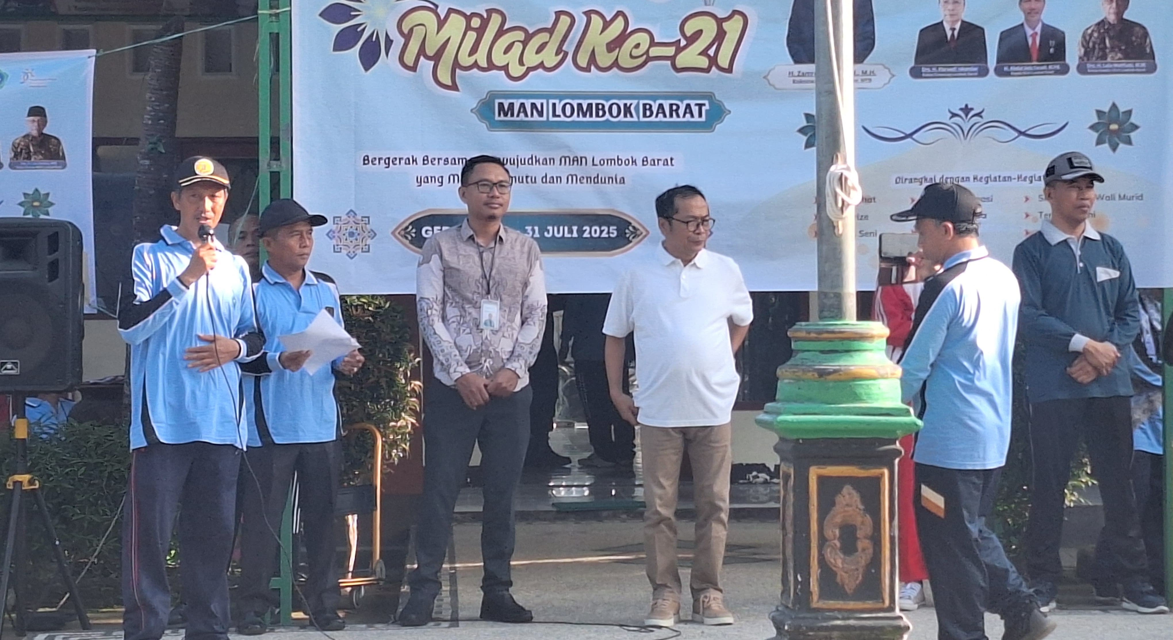 Kepala MAN Lombok Barat Abdul Azis Faradi (pegang mik) memberikan sambutan milad MAN Lombok Barat ke-21 di madrasah setempat, Senin (28/7).