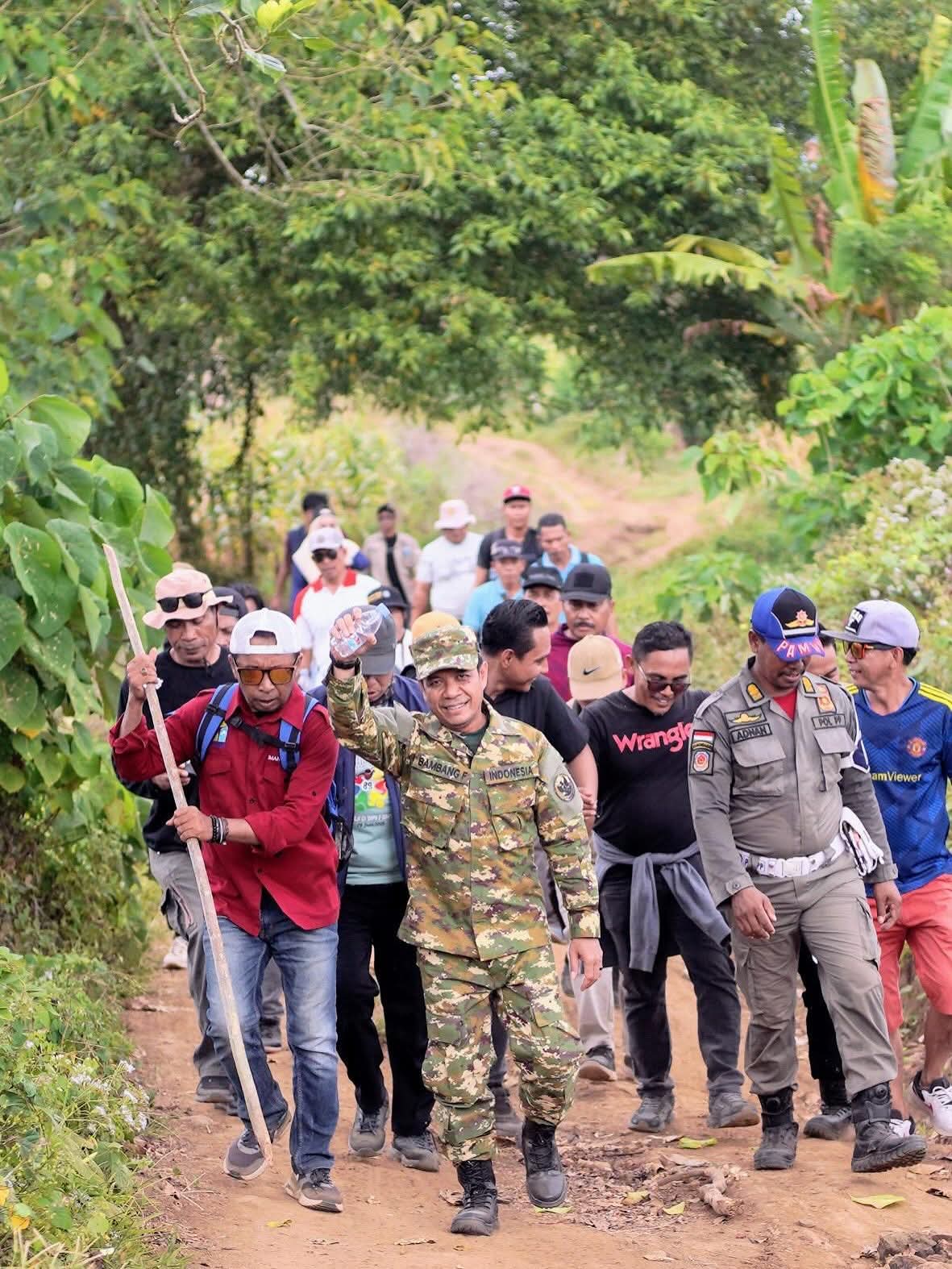 Bupati Dompu Bambang Firdaus bersama para pejabat jalan kaki menuju sumber mata air kilometer 12 di Desa Tambora, Kecamatan Pekat, akhir pekan lalu.