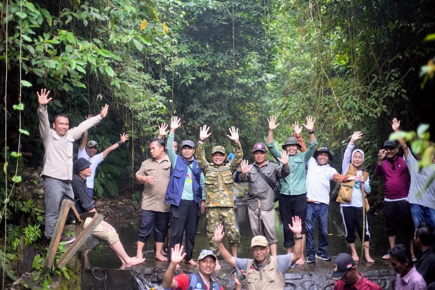 Bupati Dompu Bambang Firdaus  dan istri bersama saat tiba di sumber mata air kilometer 12 di Desa Tambora, Kecamatan Pekat, akhir pekan lalu.
