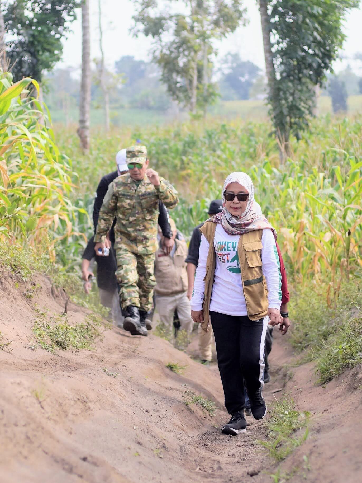 Onti Bambang Firdaus ikut berjalan kaki menuju sumber air kilometer 12 di Kecamatan Pekat.