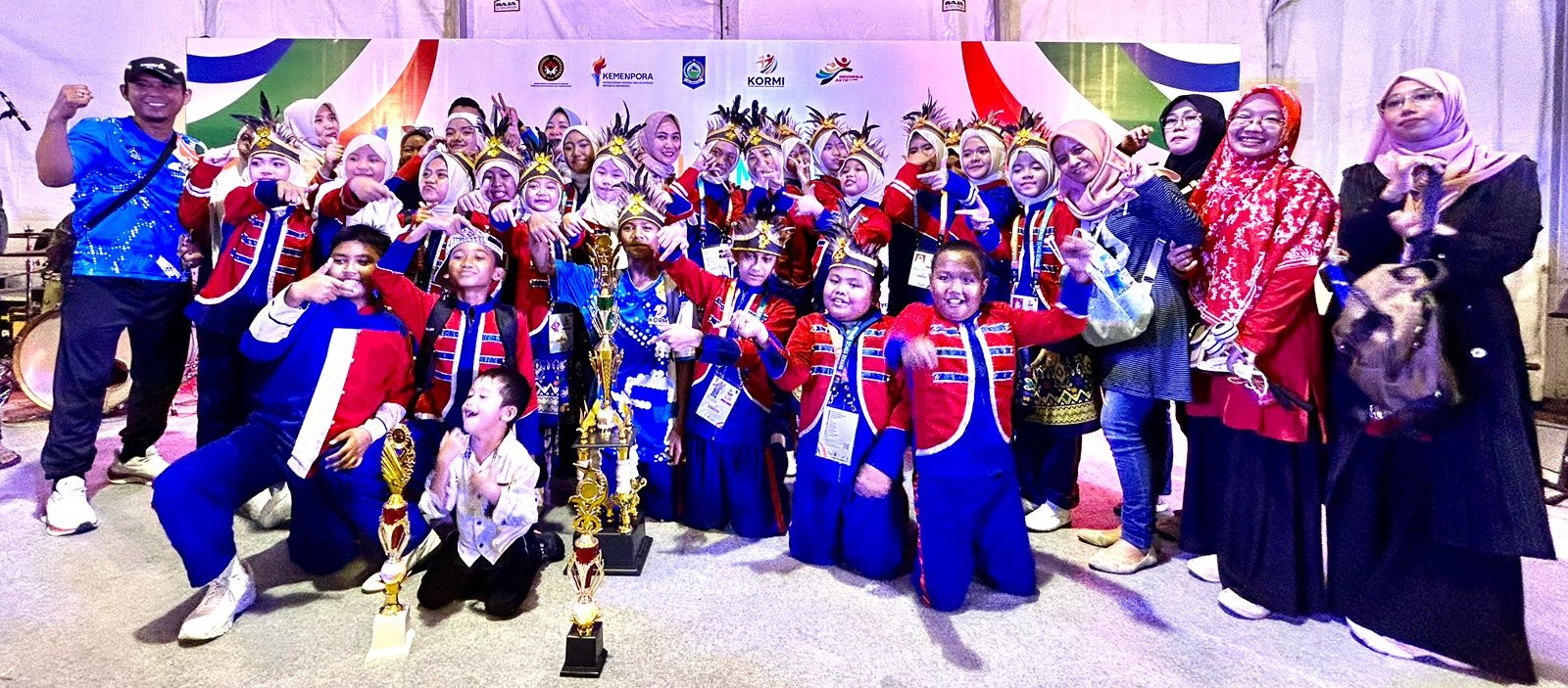 Siswa MIN 2 Mataram bersama pembina, pelatih, dan orang tua siswa foto bersama usai meraih juara umum lomba drumband Fornas VIII di LEM.