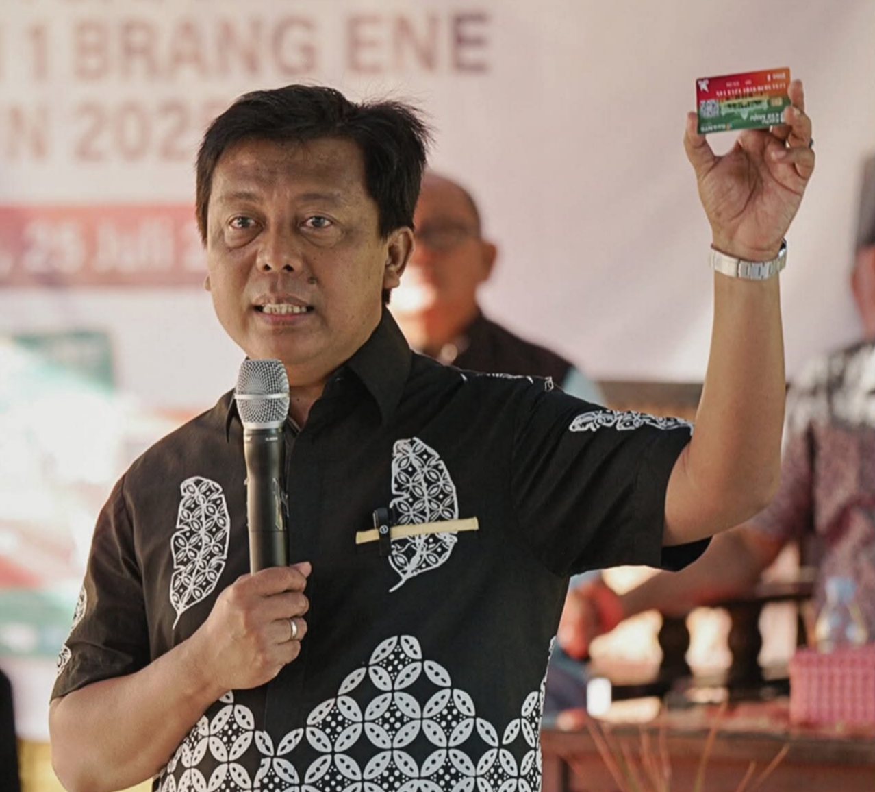 Bupati KSB Amar Nurmansyah memperlihatkan kartu Sumbawa Barat Maju di SMPN 1 Brang Ene, Jumat (25/7).