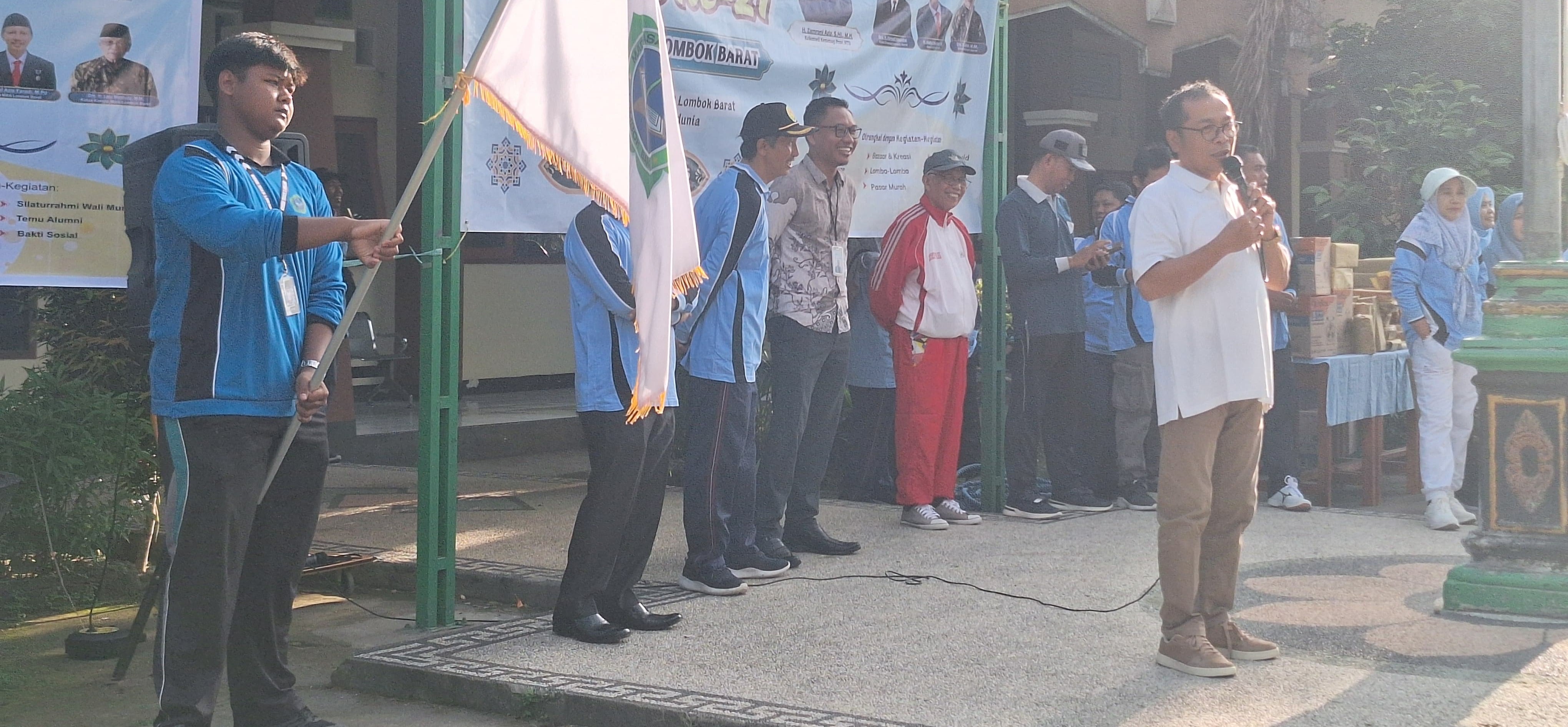 Kepala Kemenag Lombok Barat Haryadi Iskandar (pegang mik) memberikan sambutan sebelum mengibarkan bendera tanda dimulainya gerak jalan sehat penuh doorprize dalam memeriahkan milad MAN Lombok Barat.