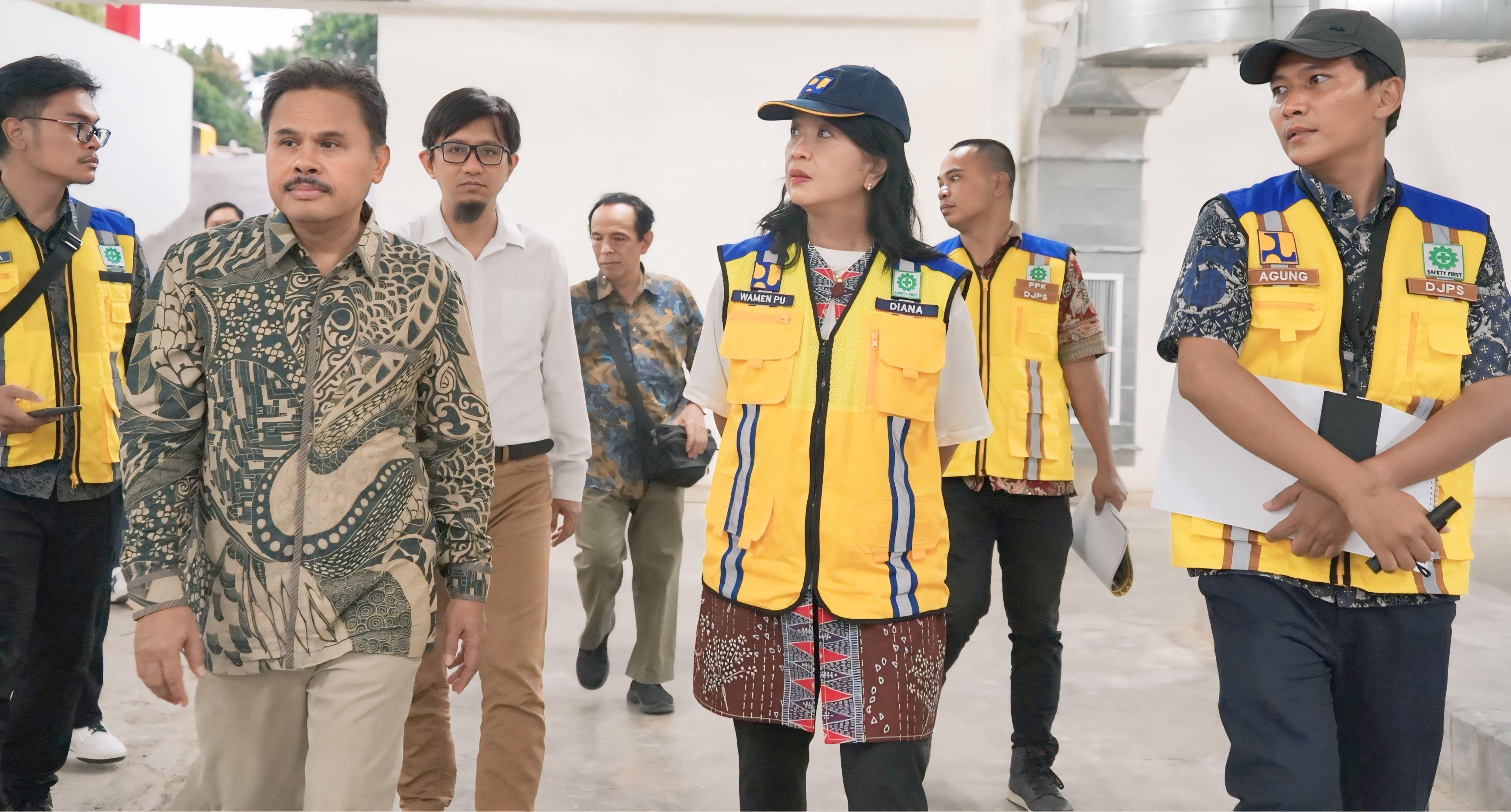 Wamen PU Diana Kusumastuti (dua dari kanan/depan) tinjau progres pembangunan dan renovasi RS Unram, Jumat lalu (25/7).