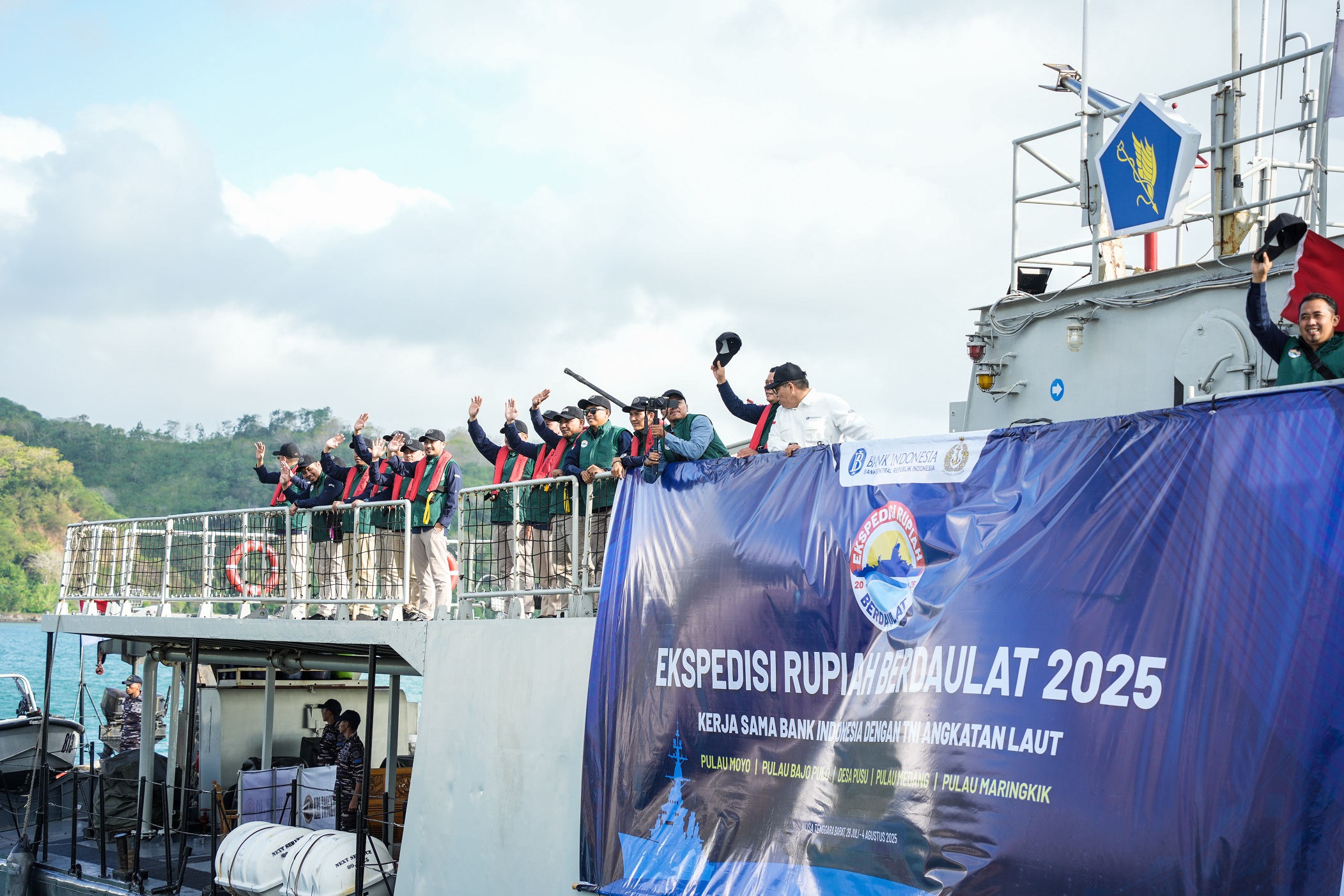 Pelepasan Ekspedisi Rupiah Berdaulat (ERB) tahun 2025 ke wilayah 3T (terdepan, terluar, tertinggal) di NTB, kerjasama Bank Indonesia (BI) dengan TNI Angkatan Laut (AL), di Pelabuhan Gili Mas, Selasa