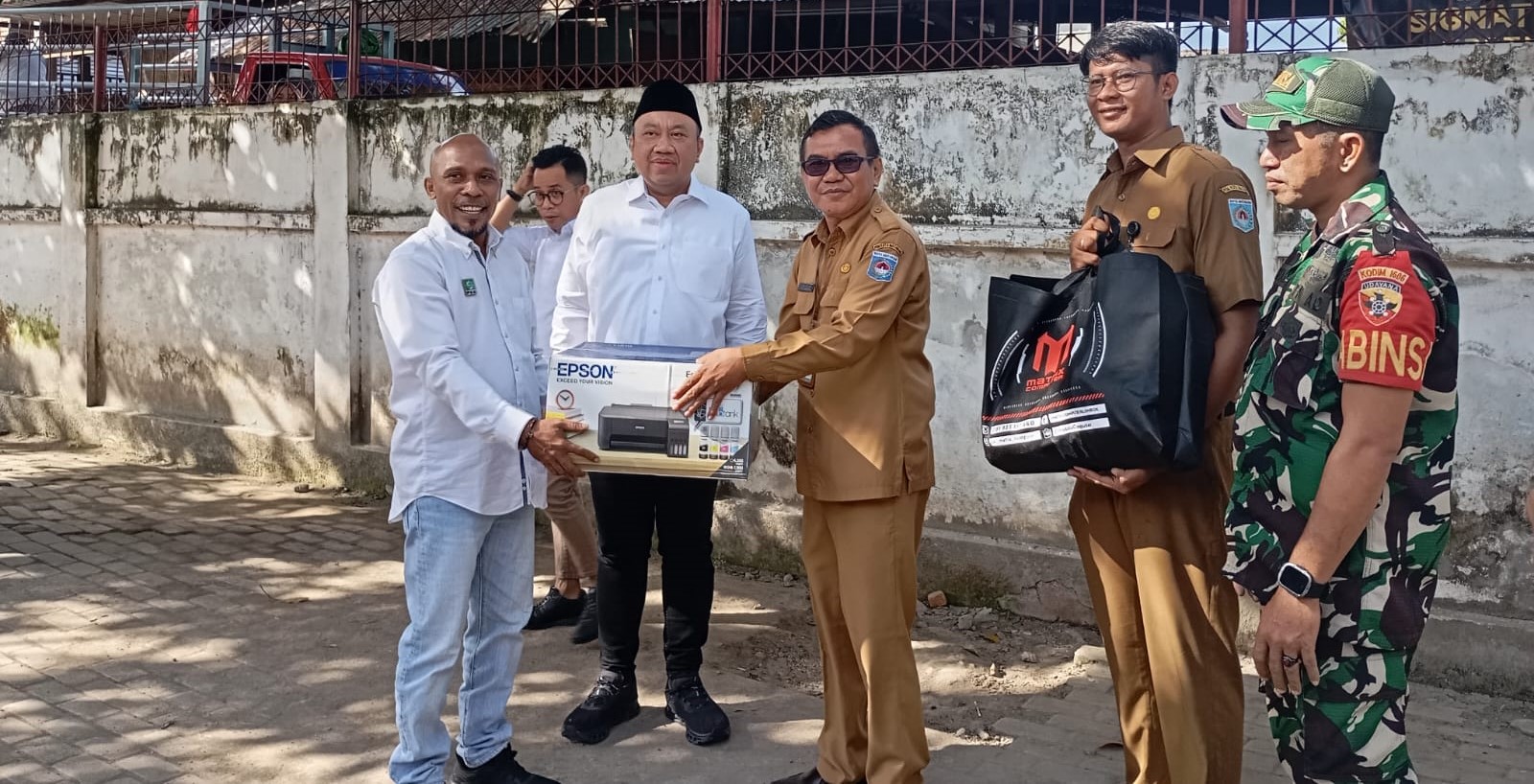 Wakil Ketua Komisi X DPR RI Lalu Hardian Irfani memberikan printer dan laptop kepada kepala SDN 42 Cakranegara di sekolah setempat, Selasa (29/7).