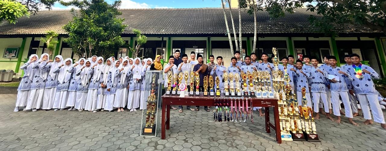 Siswa berprestasi MTsN 2 Mataram yang meraih juara dalam berbagai kompetisi foto bersama kepala madrasah dan guru pembina di madrasah setempat, Senin lalu (28/7).