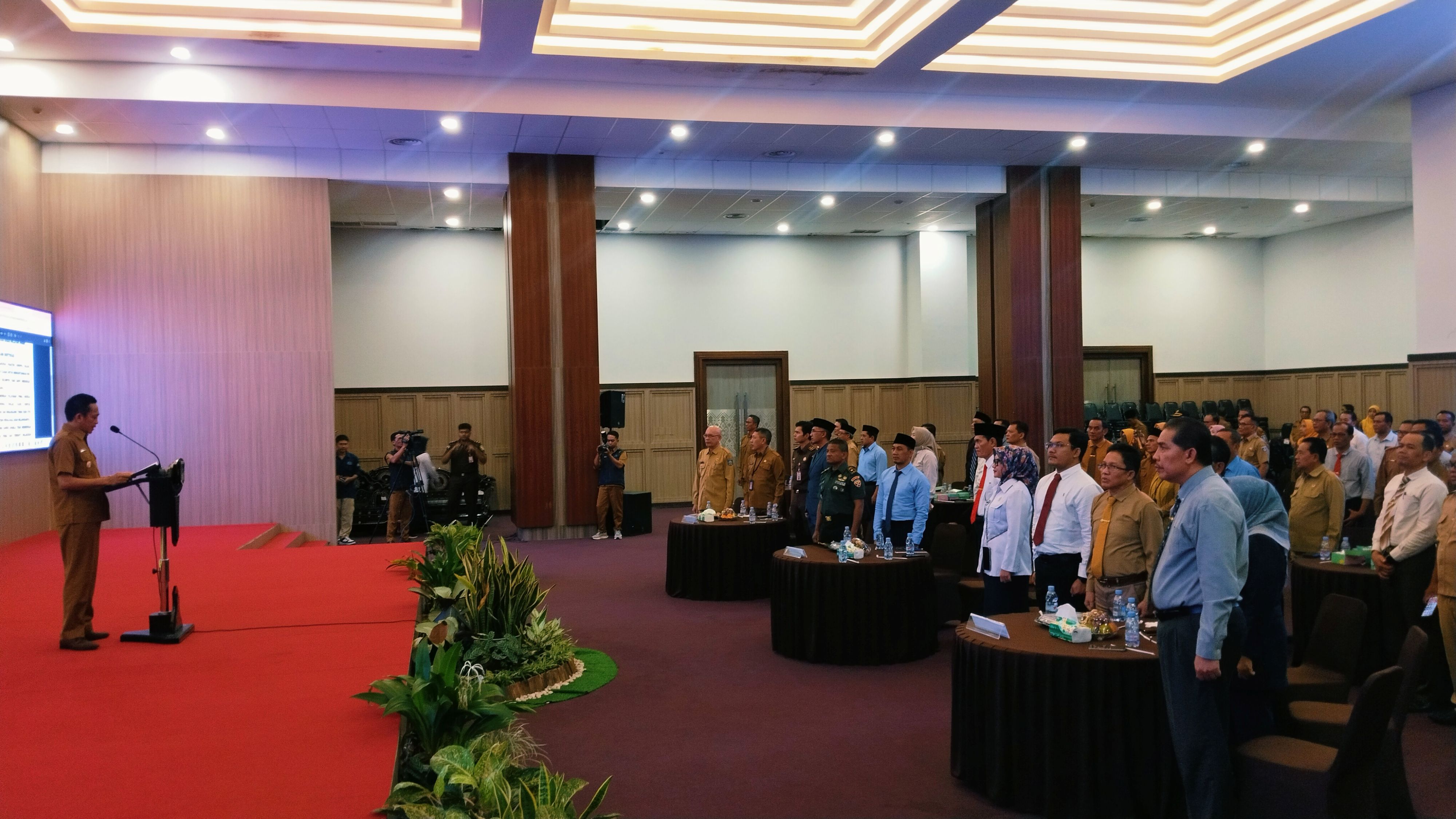BEBAS KORUPSI: Bupati Loteng H Lalu Pathul Bahri (podium) pimpin pencanangan pembangunan zona integritas WBK dan WBBM di lingkup Pemkab Loteng, Senin (28/7).