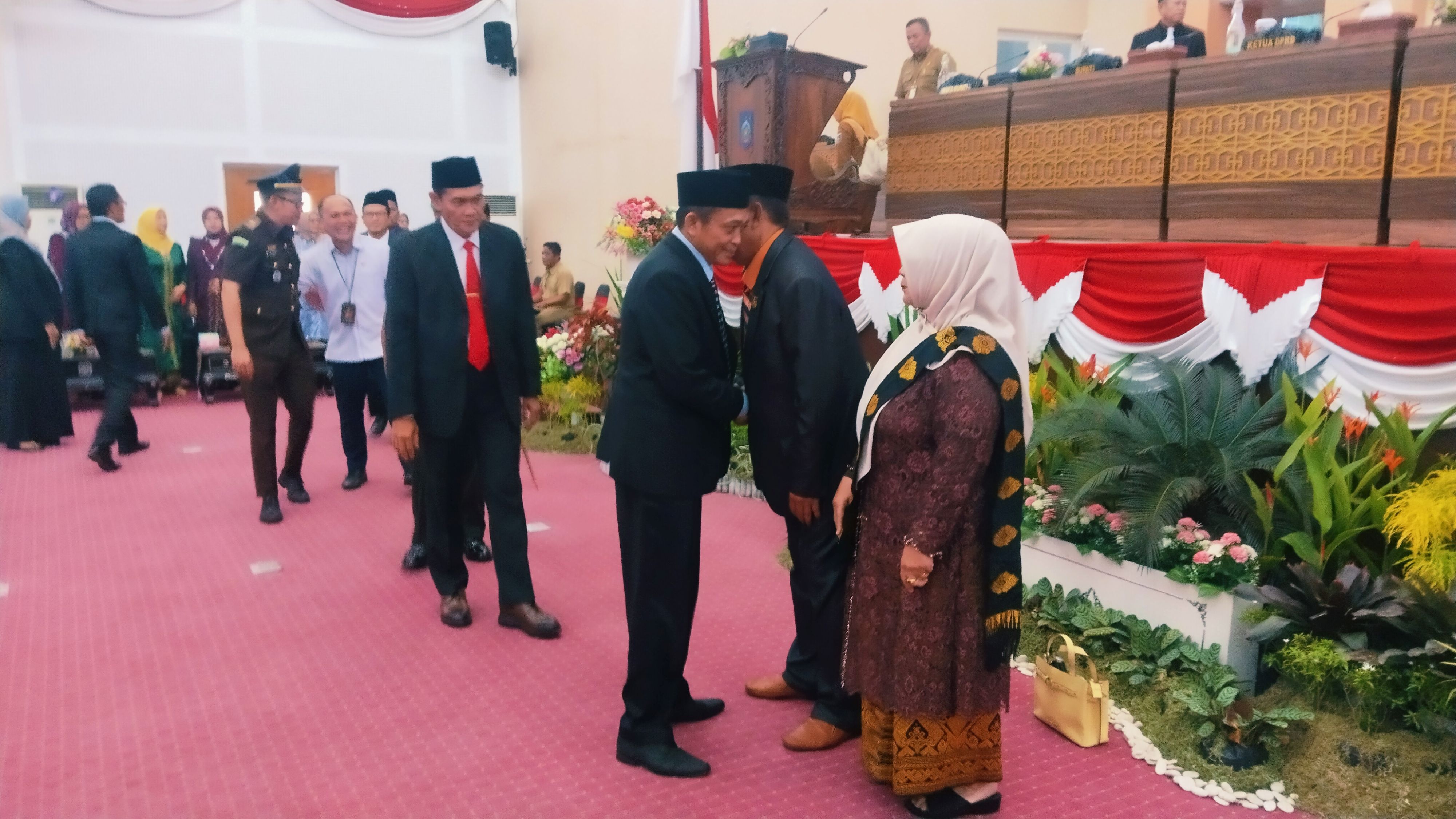 ANGGOTA BARU: Bupati Loteng H Lalu Pathul Bahri menyalami Lalu Kelan usai pelantikan Anggota DPRD Loteng PAW Sisa Masa Jabatan Periode 2024-2029 di ruang sidang DPRD Loteng, Senin (28/7).