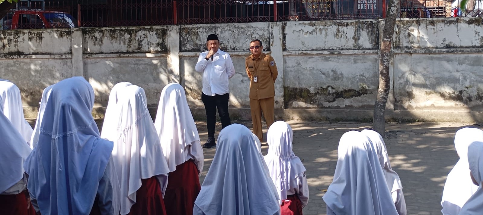 Wakil Ketua Komisi X DPR RI Lalu Hardian Irfani memberikan motivasi kepada siswa SDN 42 Cakranegara di sekolah setempat, Selasa (29/7).
