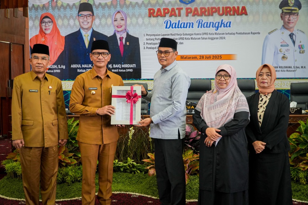 RESMI: Wali Kota Mataram Mohan Roliskana terima dokumen Laporan Hasil Kerja Gabungan Komisi terkait Pertanggungjawaban Pelaksanaan APBD 2024 dari Ketua DPRD Kota Mataram Abdul Malik di Rapat Paripurna