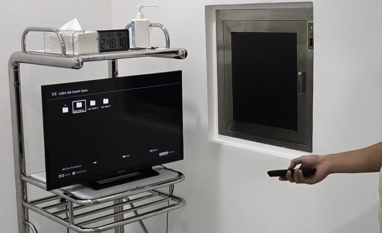 FASILITAS: Tampilan sudut Sperm Collection Room di RSUD H. Moh. Ruslan Kota Mataram, menampilkan televisi dengan koleksi video edukatif dan hiburan yang dapat diputar.