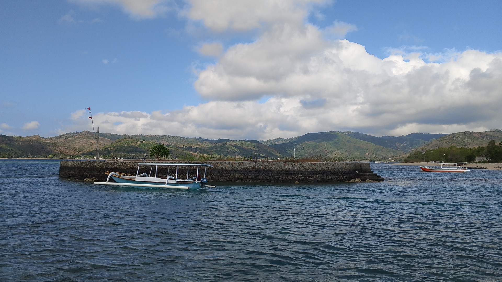DIDUGA BELUM KANTONGI IZIN: Satu perahu bersandar di pulau reklamasi yang dibangun salah seorang pengusaha di Gili Gede, beberapa waktu lalu.