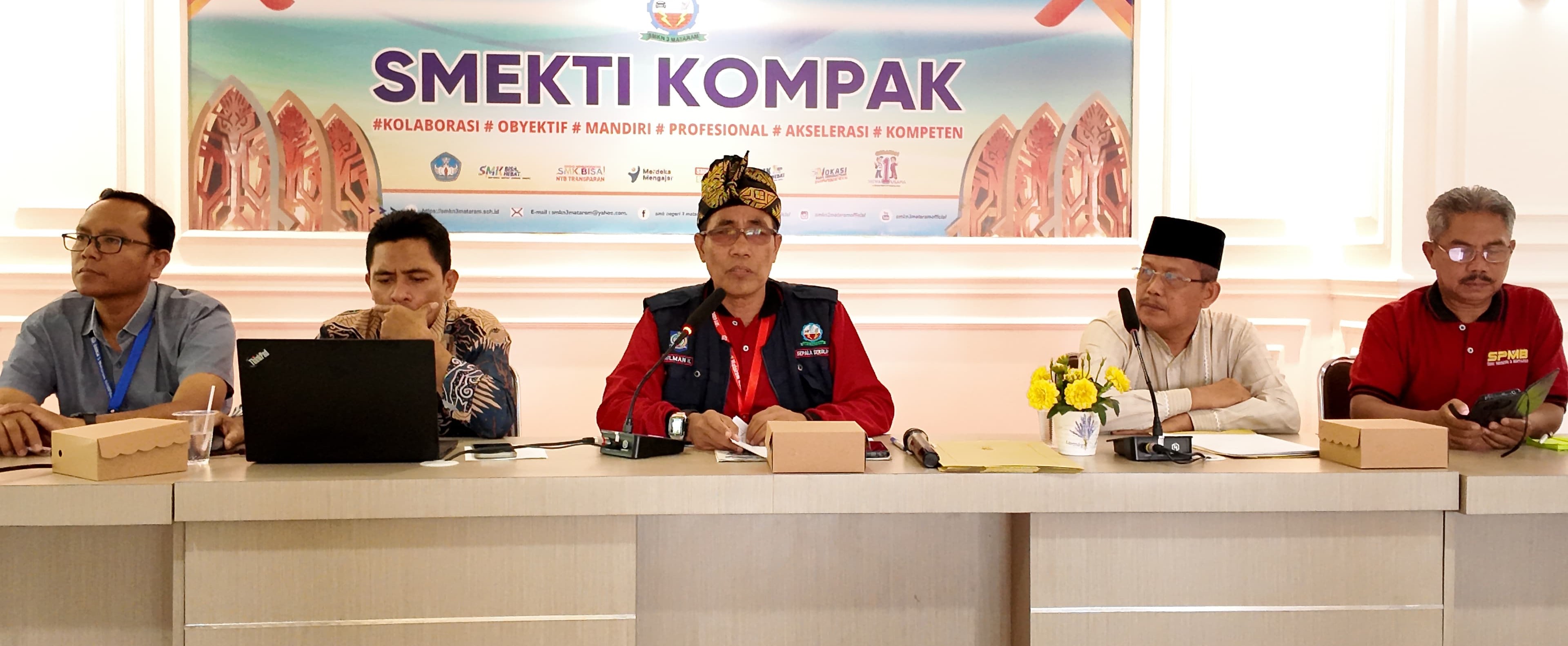 Kepala SMKN 3 Mataram Sulman Haris (tengah) memimpin rapat kocok ulang tugas tambahan guru.