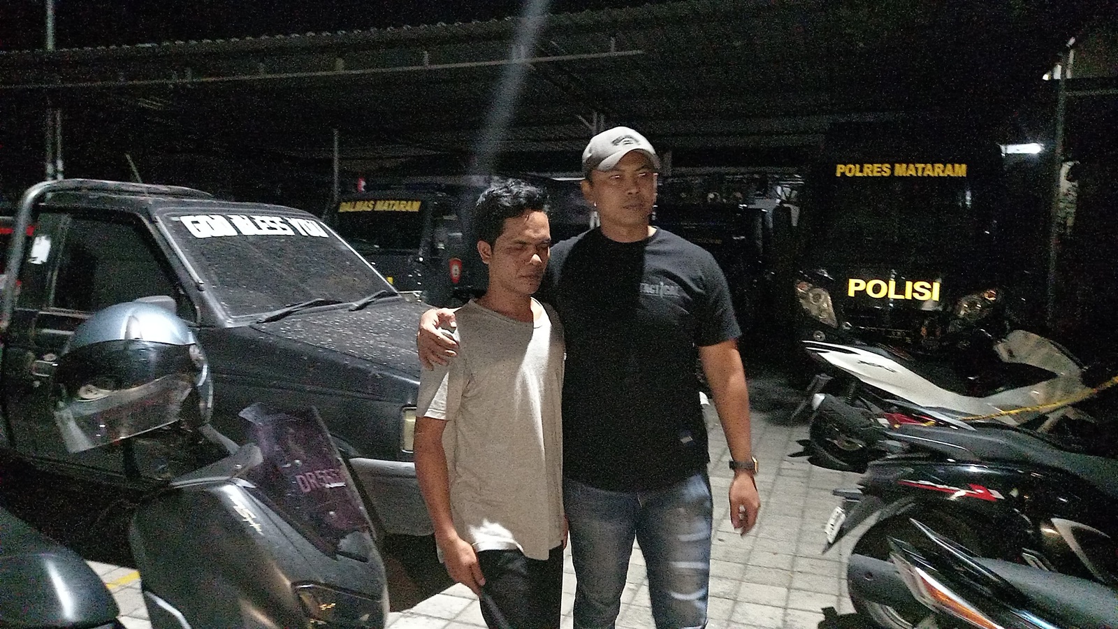 DITANGKAP: Seorang pria tunanetra ditangkap polisi diduga mengedarkan sabu di wilayah Penimbung, Gunungsari, Lobar, Sabtu malam (26/7).&nbsp;