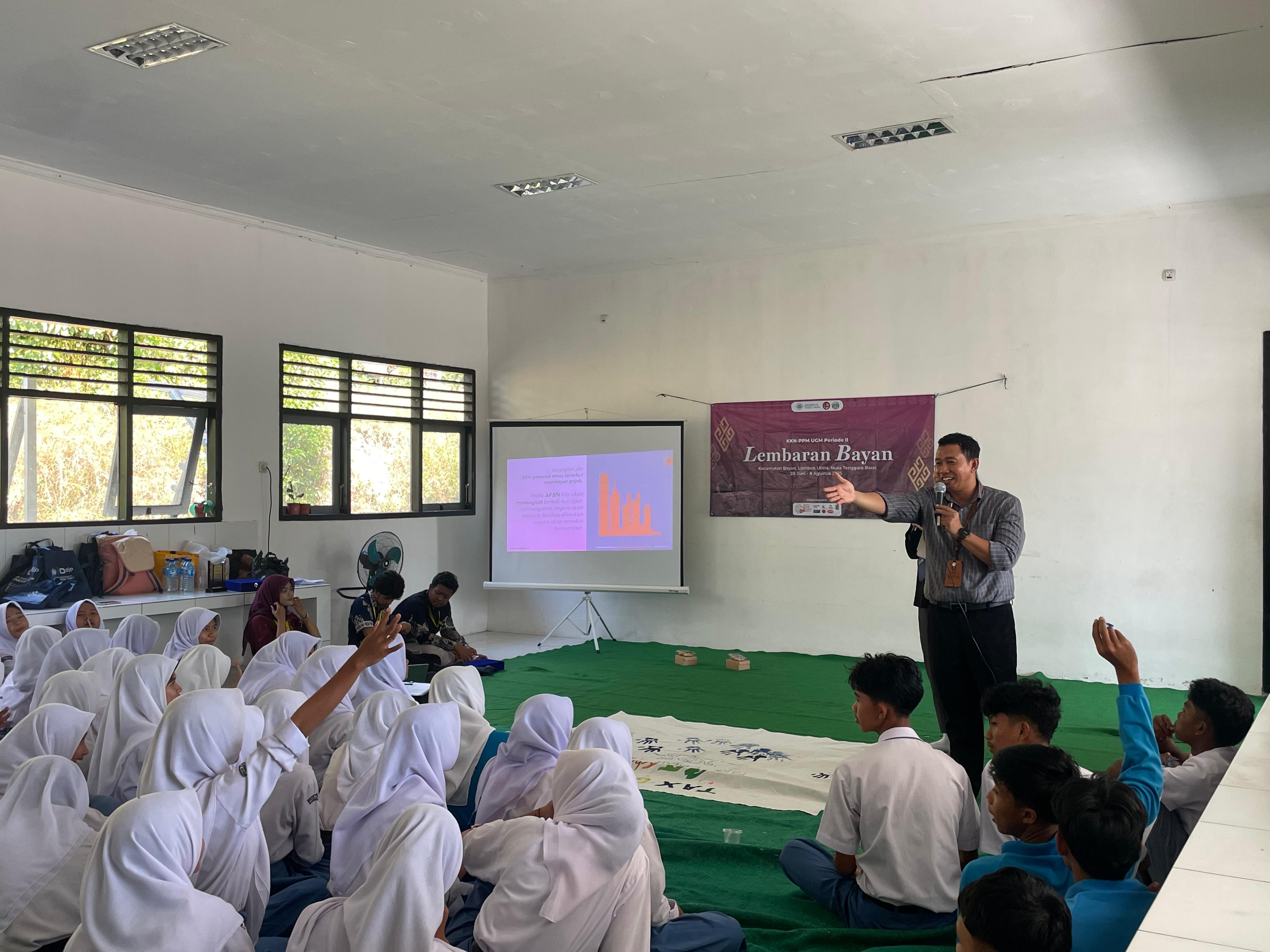 Kegiatan edukatif bertajuk &ldquo;Tax Goes to School&rdquo; yang digelar KPP Pratama Mataram Timur bersama mahasiswa KKN UGM di aula SMAN 2 Bayan, Selasa (29/7).