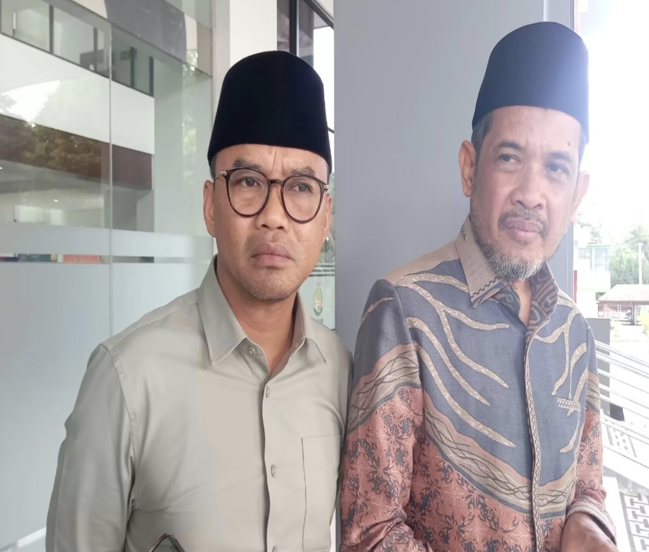 PIMPINAN DEWAN: Dua Wakil Ketua DPRD NTB Yek Agil (kanan) dan Lalu Wirajaya (kiri) memberikan keterangan usai diperiksa Kejati NTB, Jumat (25/7) lalu.