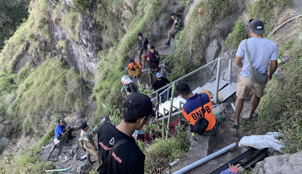 DEMI PARA PENDAKI: Petugas gabungan melakukan perbaikan jalur pendakian berupa pemasangan tangga besi dari Pelawangan Sembalun menuju Danau Segara Anak.