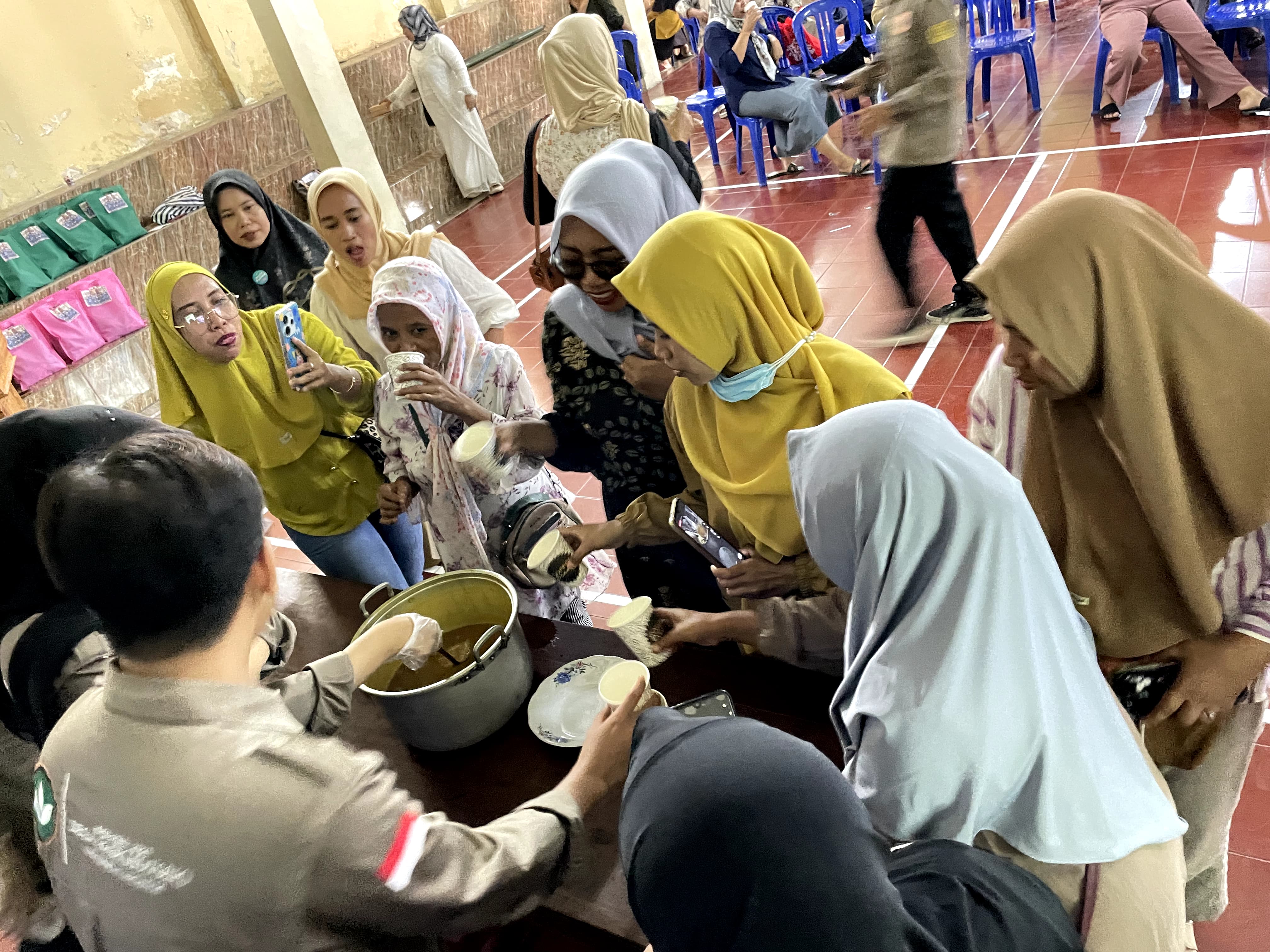 Mahasiswa KKN Unram saat mengajarkan Kader Posyandu Desa Paok Motong, Kecamatan Masbagik membuat jamu tradisional