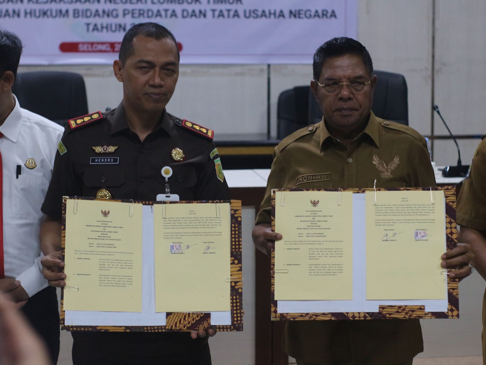 Bupati Lotim Haerul Warisin (kanan) dan Kajari Lotim Hendro Wasisto saat menandatangani nota kesepakatan tentang bantuan hukum bidang perdata dan tata usaha negara, Senin (28/7