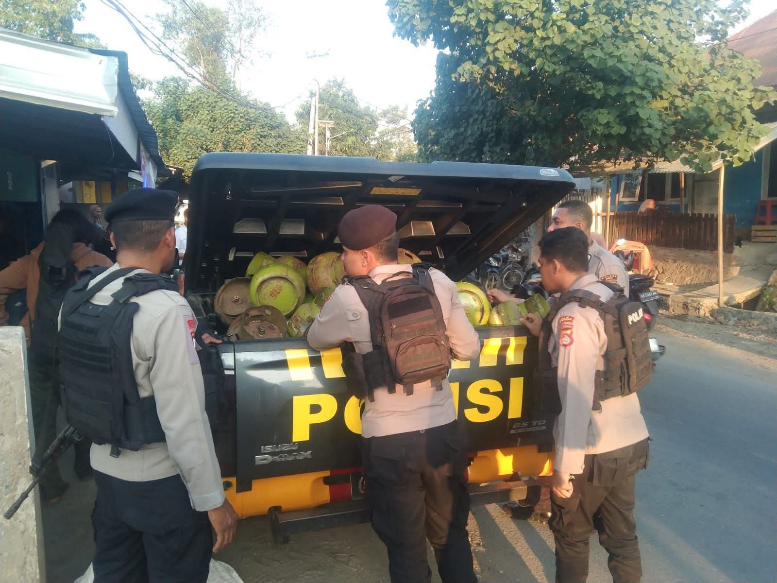 Anggota Polres Bima mengamankan tabung gas elpiji bersubsidi di Desa Samili, Kecamatan Woha, Bima, Minggu (27/7).