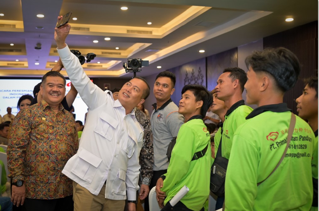 BERSWAFOTO: Gubernur NTB Lalu Muhamad Iqbal berswafoto bersama PMI yang akan berangkat ke Malaysia Barat di Mataram, Selasa (29/7).