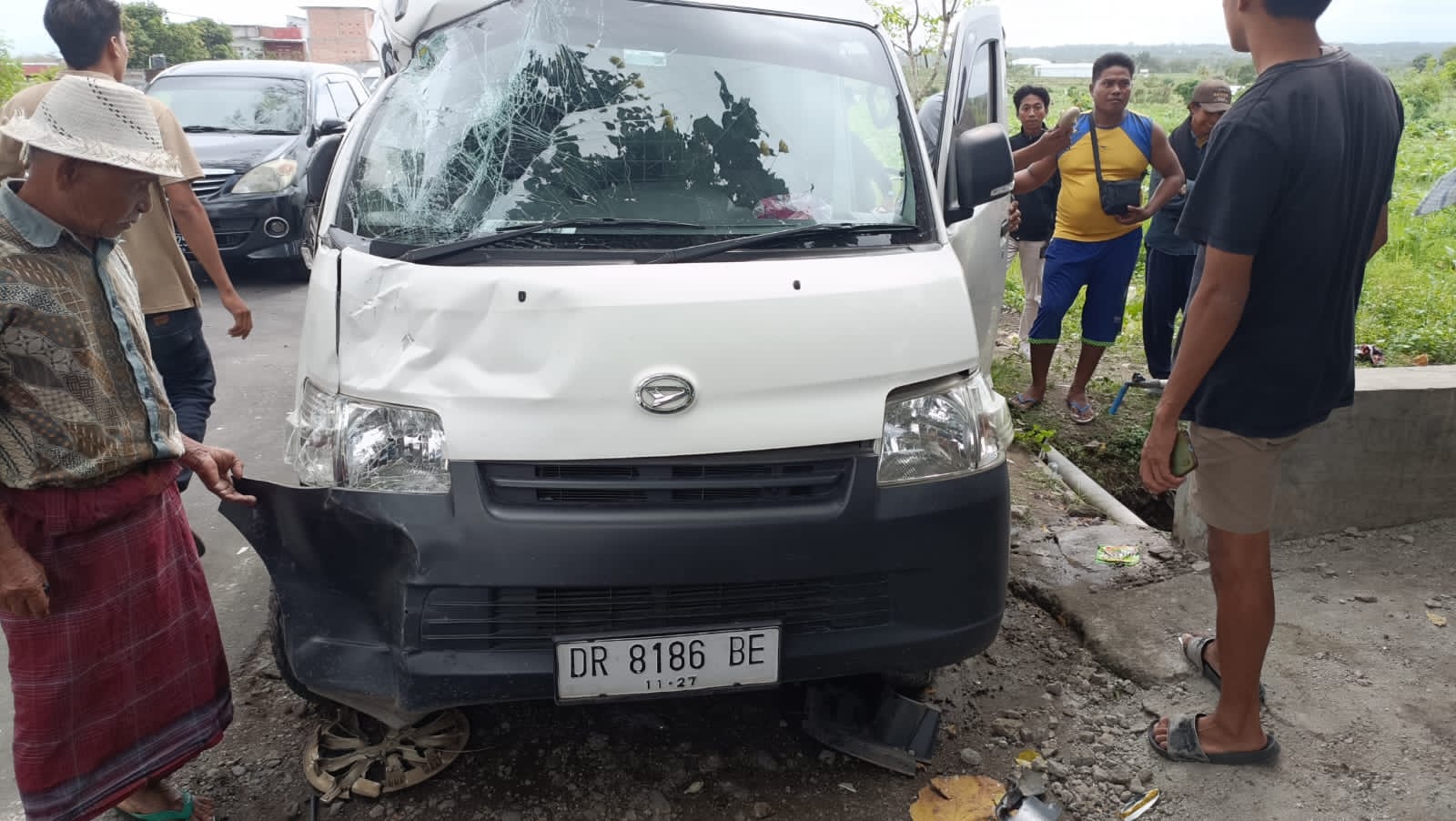 Sat Lantas Polres Lombok Tengah melakukan olah Tempat Kejadian Perkara (TKP) kecelakaan lalu lintas melibatkan dua mobil pikap, mengakibatkan satu orang meninggal dunia usai dirawat