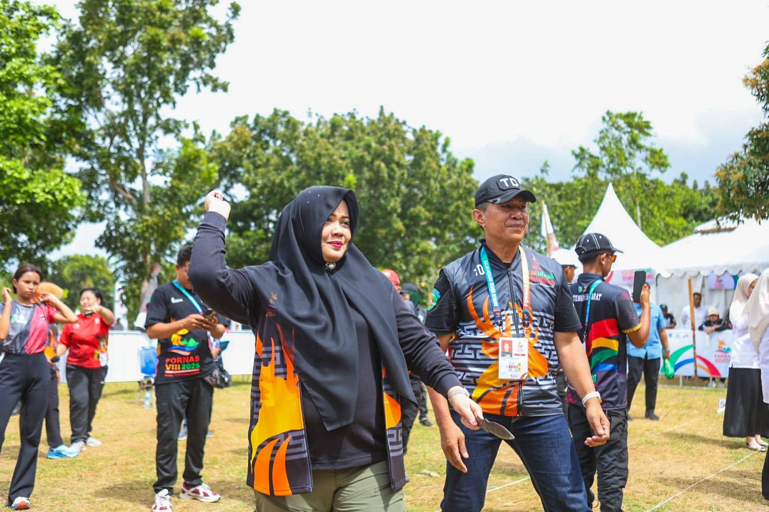 Wagub NTB Hj Indah Dhamayanti Putri saat mencoba cabor LEMPIKNAS di FORNAS VIII Tahun 2025, di RTH Pagutan, Rabu (30/7).