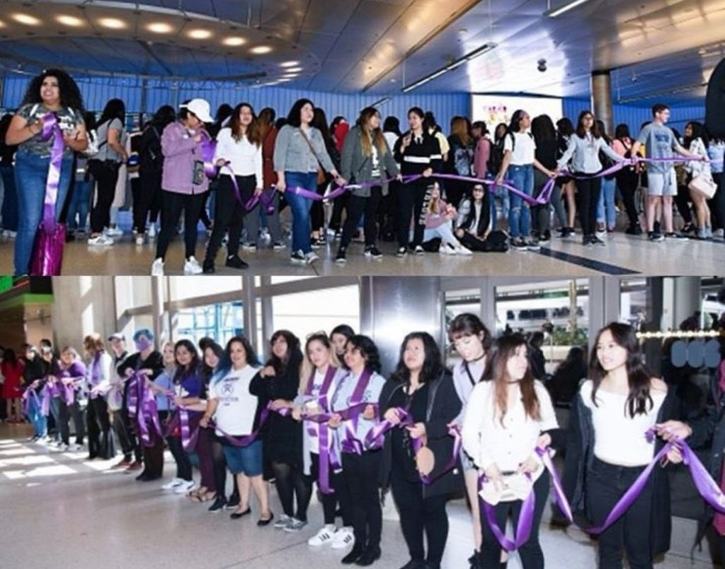Para penggemar BTS yang melakukan aksi purple line.