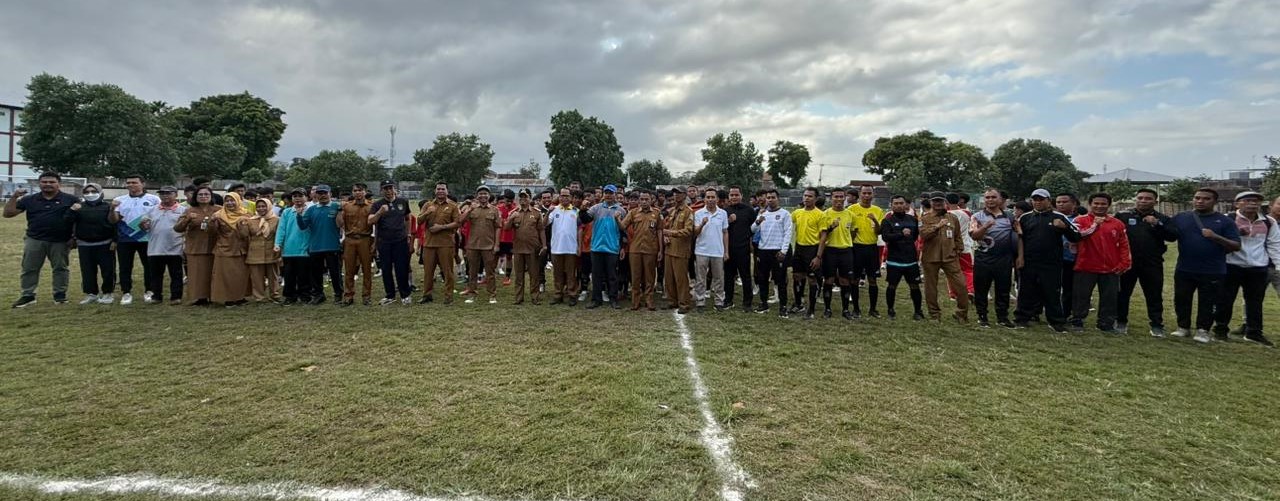 Pihak Disdik Kota Mataram foto bersama official, pelatih, pengawas, serta tim kesebelasan dari masing-masing kecamatan pada GSI tingkat kota.