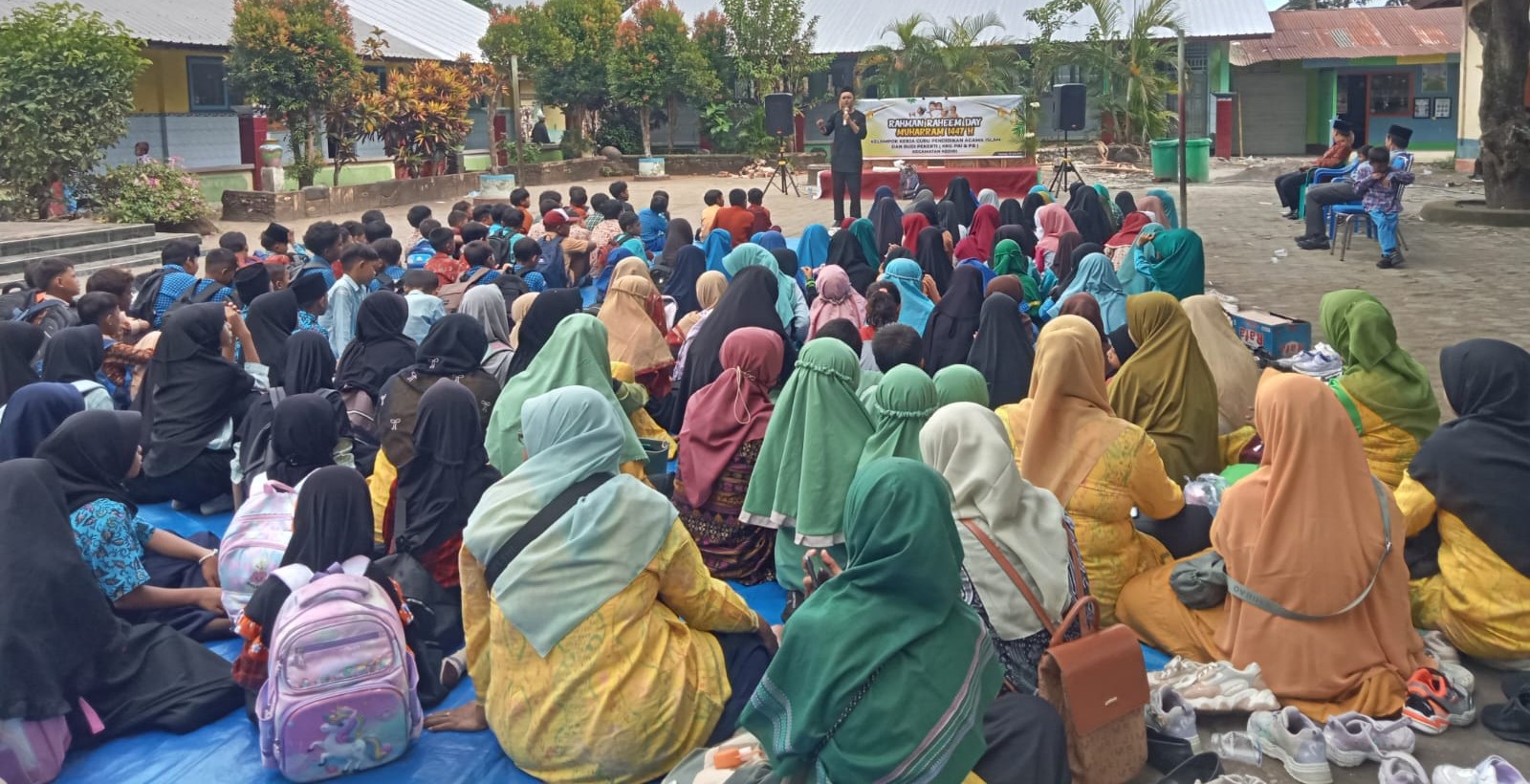 Ratusan anak yatim di Kecamatan Kediri, Kabupaten Lombok Barat tebar kebahagiaan dalam aksi kepedulian sosial.