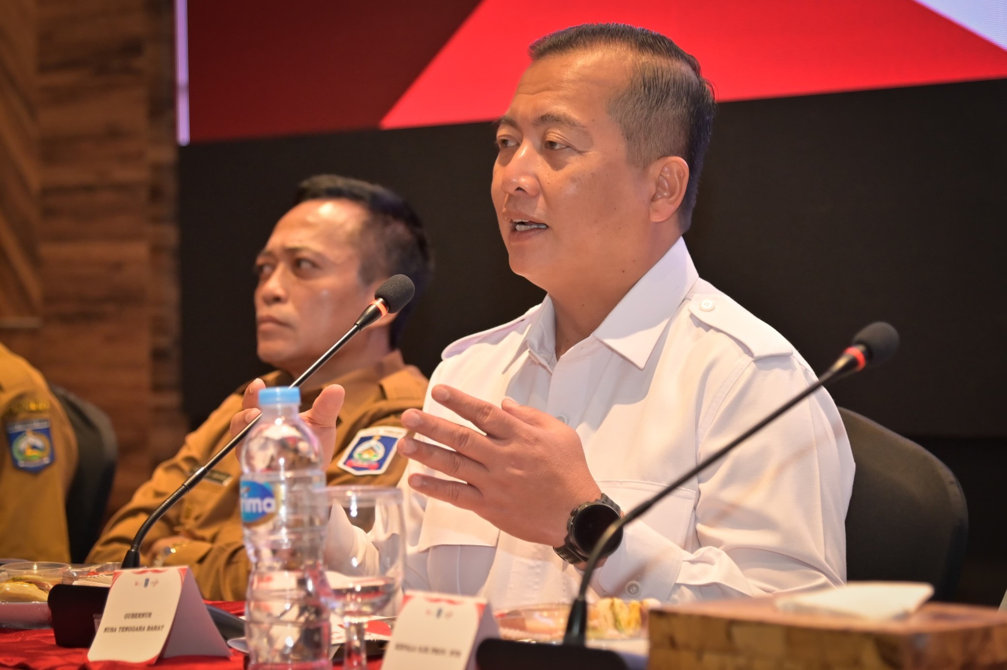 KELOLA KEUANGAN: Gubernur NTB Lalu Muhamad Iqbal saat memimpin Rapat Koordinasi Daerah (Rakorda) dan Rapat Pleno TPAKD se-NTB, Selasa (29/7).