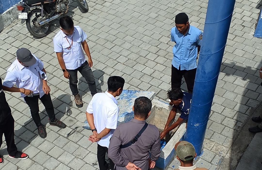 PENGAWASAN: Tim PPS Kejati NTB mengecek kondisi pipa di Reservoir IPA Kota Raja di Desa Sukaraja, Lotim, Selasa (29/7).