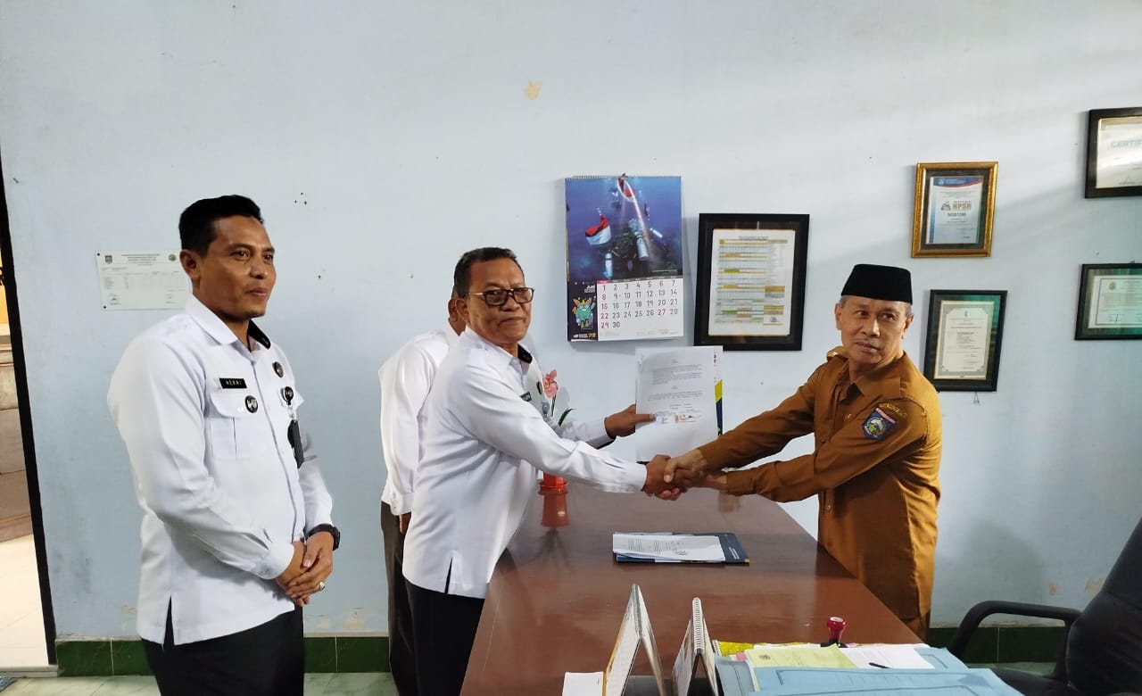 Pelaksana Harian LPKA Kelas II Loteng Jaliludin (tengah) jalin kerja sama dengan SMAN 1 Batukliang Utara untuk memenuhi hak pendidikan anak binaan di sekolah setempat, Selasa (29/7).