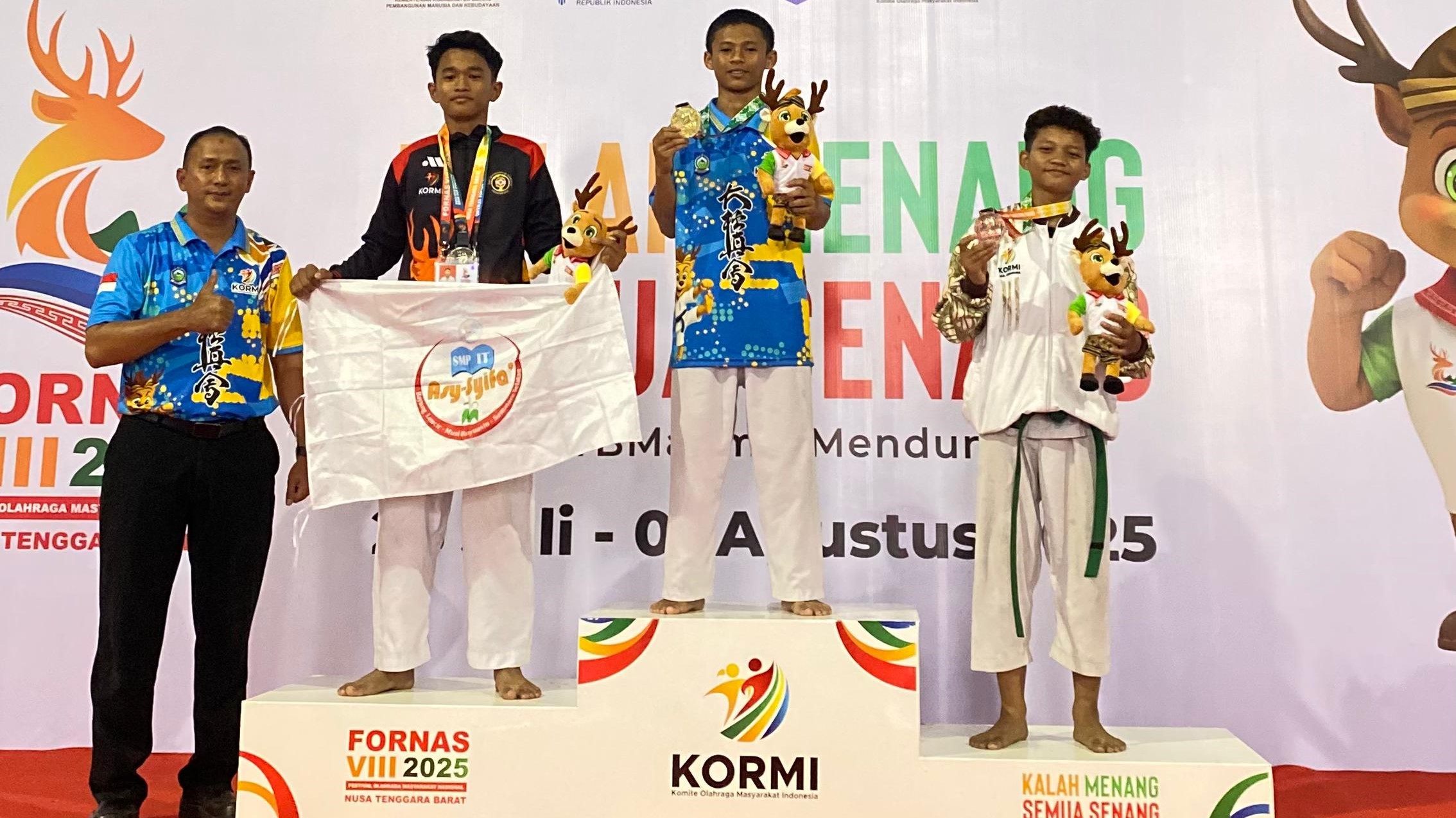 Siswa MAN Lobar Rafka Mandala Prasetyo (tengah) meraih medali emas di ajang FORNAS VIII tingkat nasional.