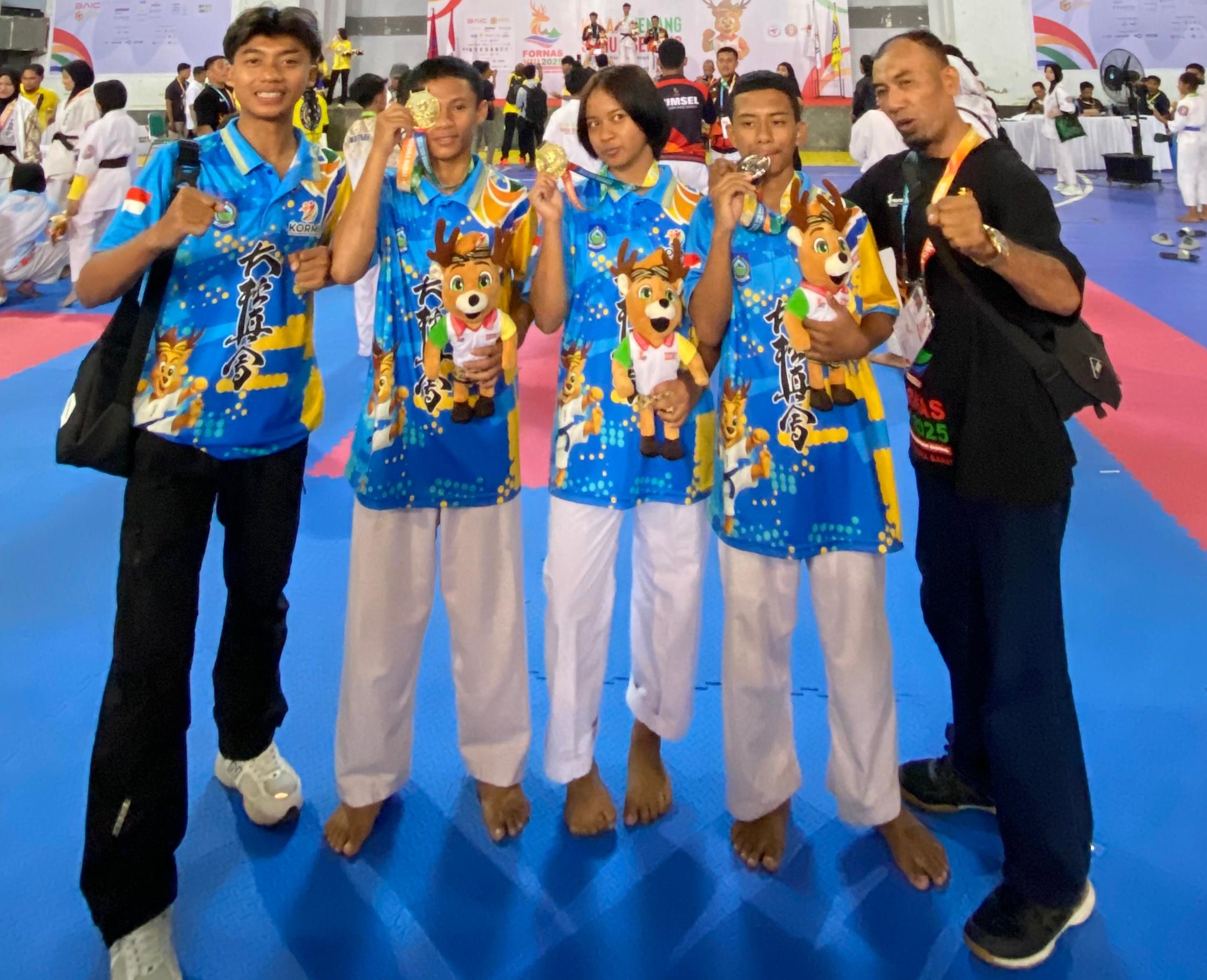 Siswa MAN Lobar Rafka Mandala Prasetyo (dua dari kiri) menunjukkan medali emas cabang karate ajang FORNAS VIII.