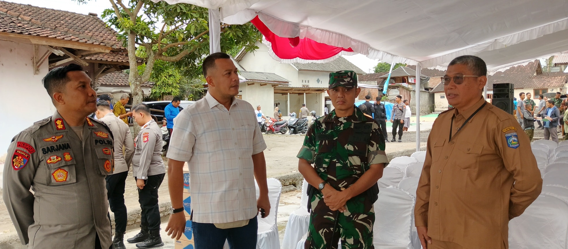SEKTOR PERTANIAN: Kepala Dinas Pertanian dan Perkebunan (Distanbun) Taufiek Hidayat (kanan) saat hadir langsung di acara panen raya demplot padi organik, di Lotim Selasa (29/7).