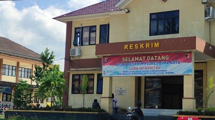 MASIH PENYIDIKAN: Seorang duduk di depan kantor Satreskrim Polres Bima Kota, beberapa waktu lalu.